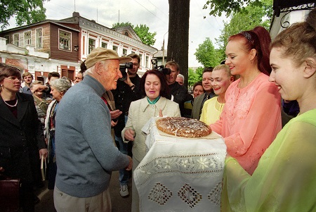 Городец. Тур Хейердал. 16 мая 2001 г. 3  фото Н. В. Мошков