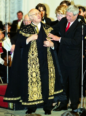 Мстислав Ростропович в Нижнем Новгороде. Мантия с золотной вышивкой. фото Н. В. Мошков